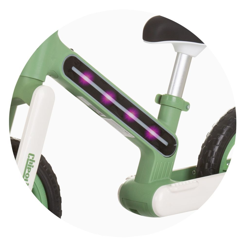 Grünes Kinderfahrrad mit Beleuchtung im Rahmen und schwarzem Sitz.