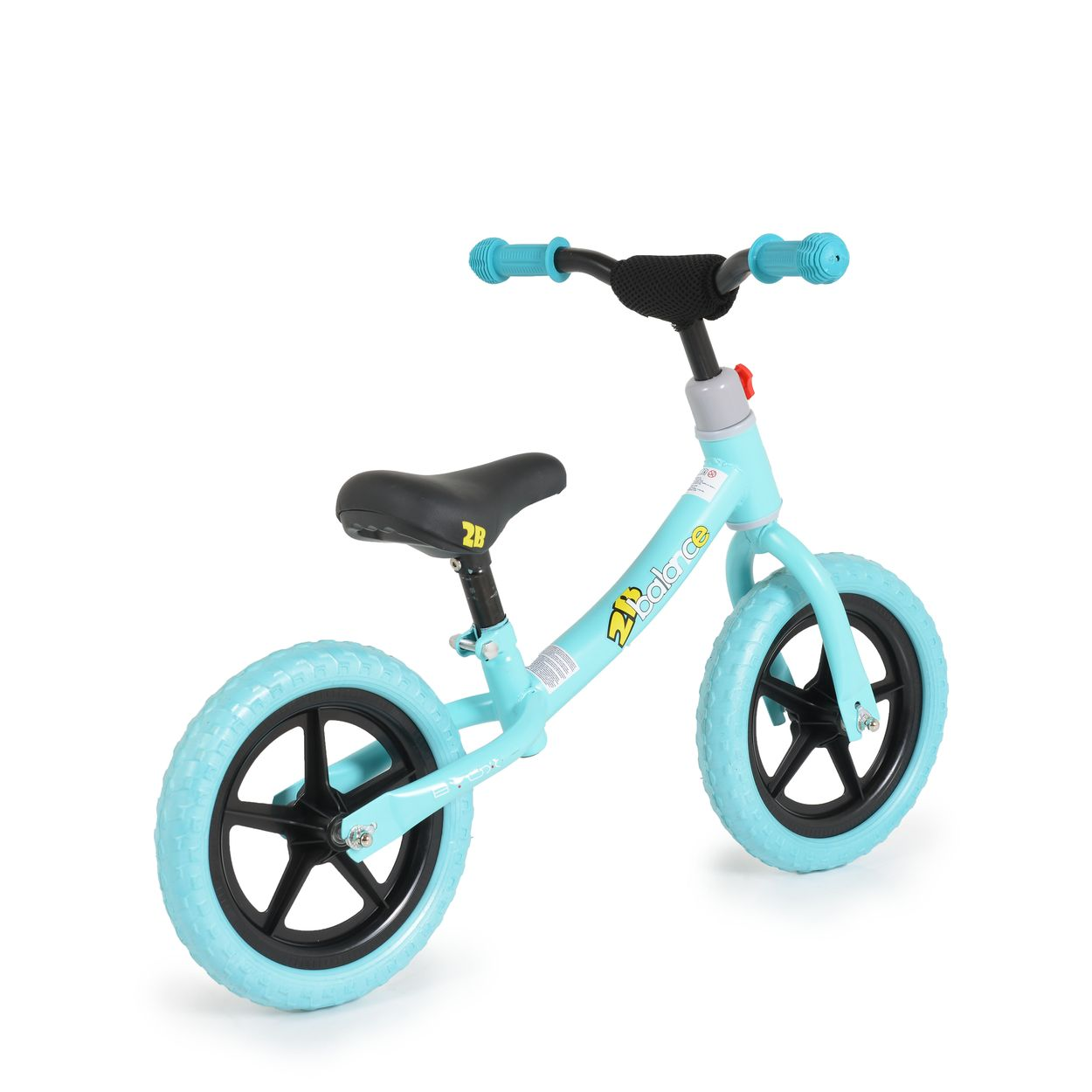 Ein hellblaues Kinderfahrrad ohne Pedale steht auf weißem Hintergrund.