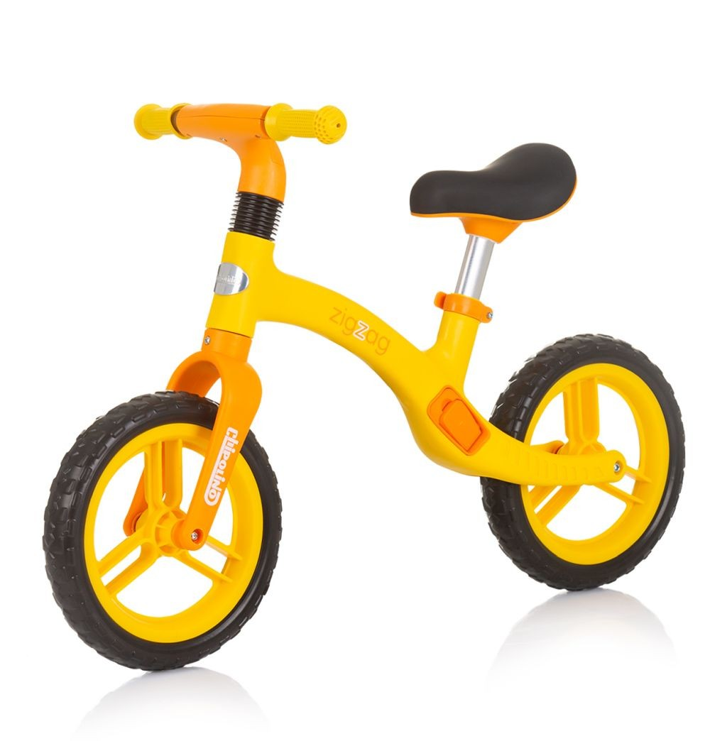 Ein gelbes und orangefarbenes Laufrad mit schwarzen Rädern, auf weißem Hintergrund.