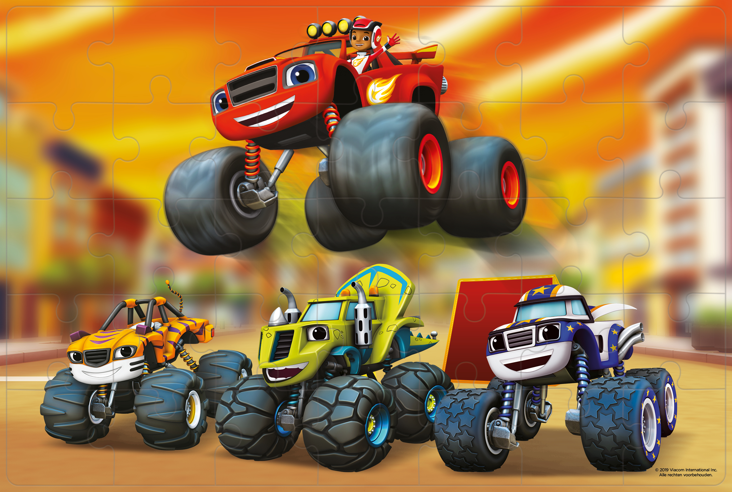 Cuatro monster trucks con caras, uno salta, otros en tierra.