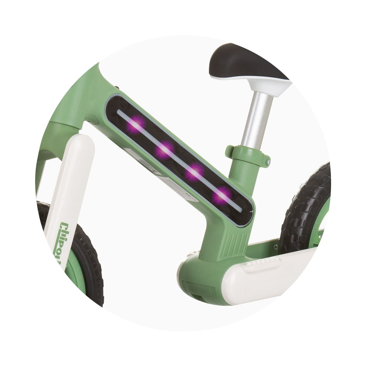 Grünes Kinderfahrrad mit pinken Lichtern, schwarzem Sattel und Reifen.