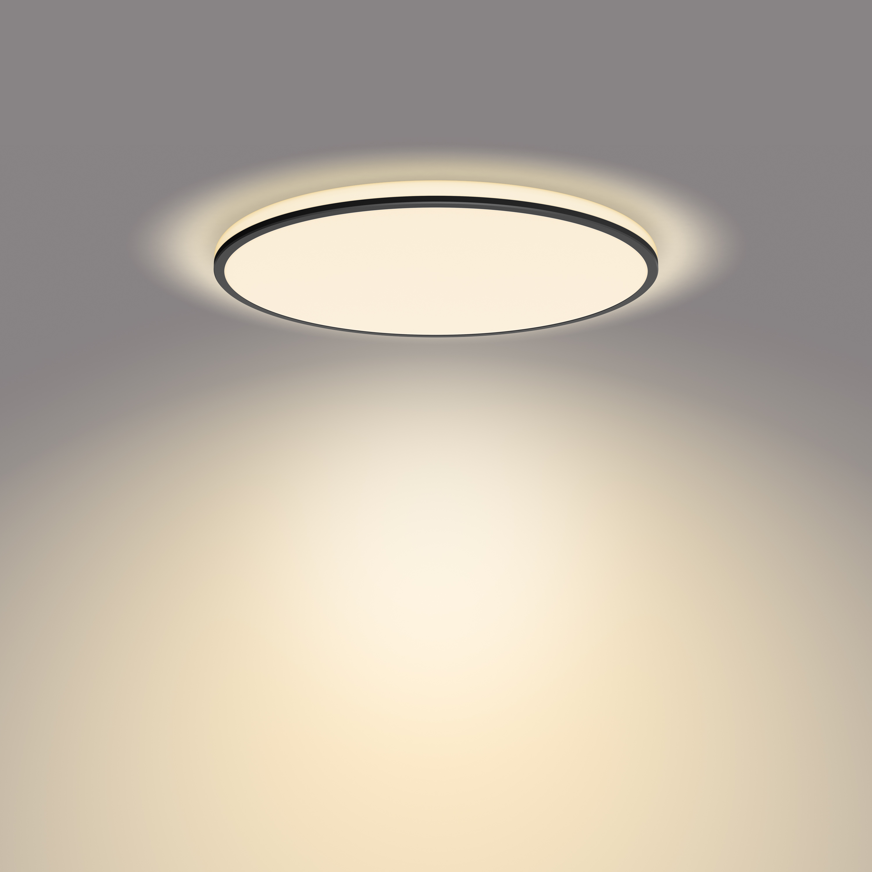 Una lámpara de techo redonda y plana con borde negro y luz cálida.