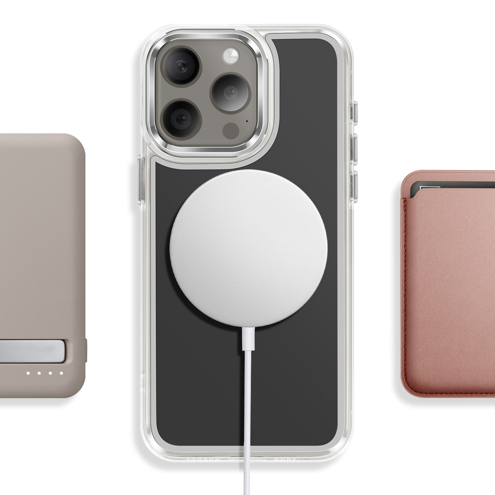 Een doorzichtige telefoonhoes met drie camera's, een wit oplaadsnoer en een MagSafe-oplader.
