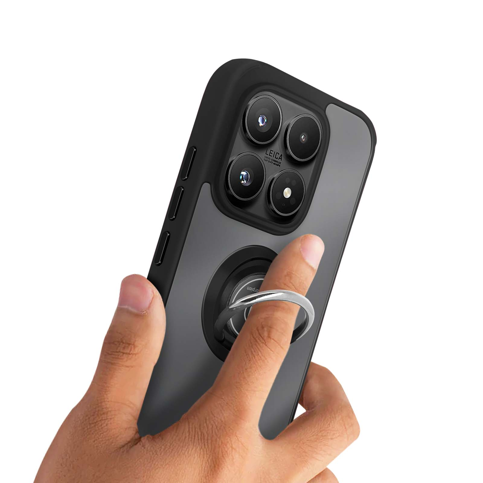 Een hand houdt een smartphone met vier camera's en een ringhouder vast.