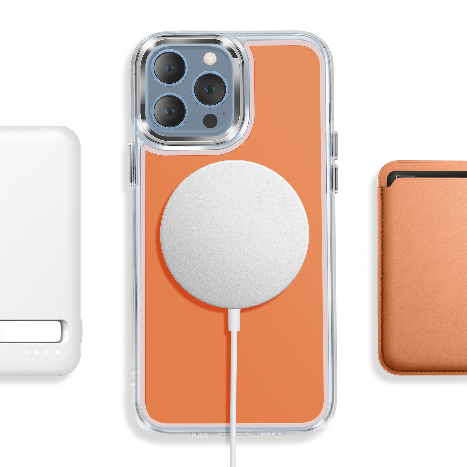 Een wit laadapparaat, een oranje telefoon met een oplaadcirkel en een bruine hoes.