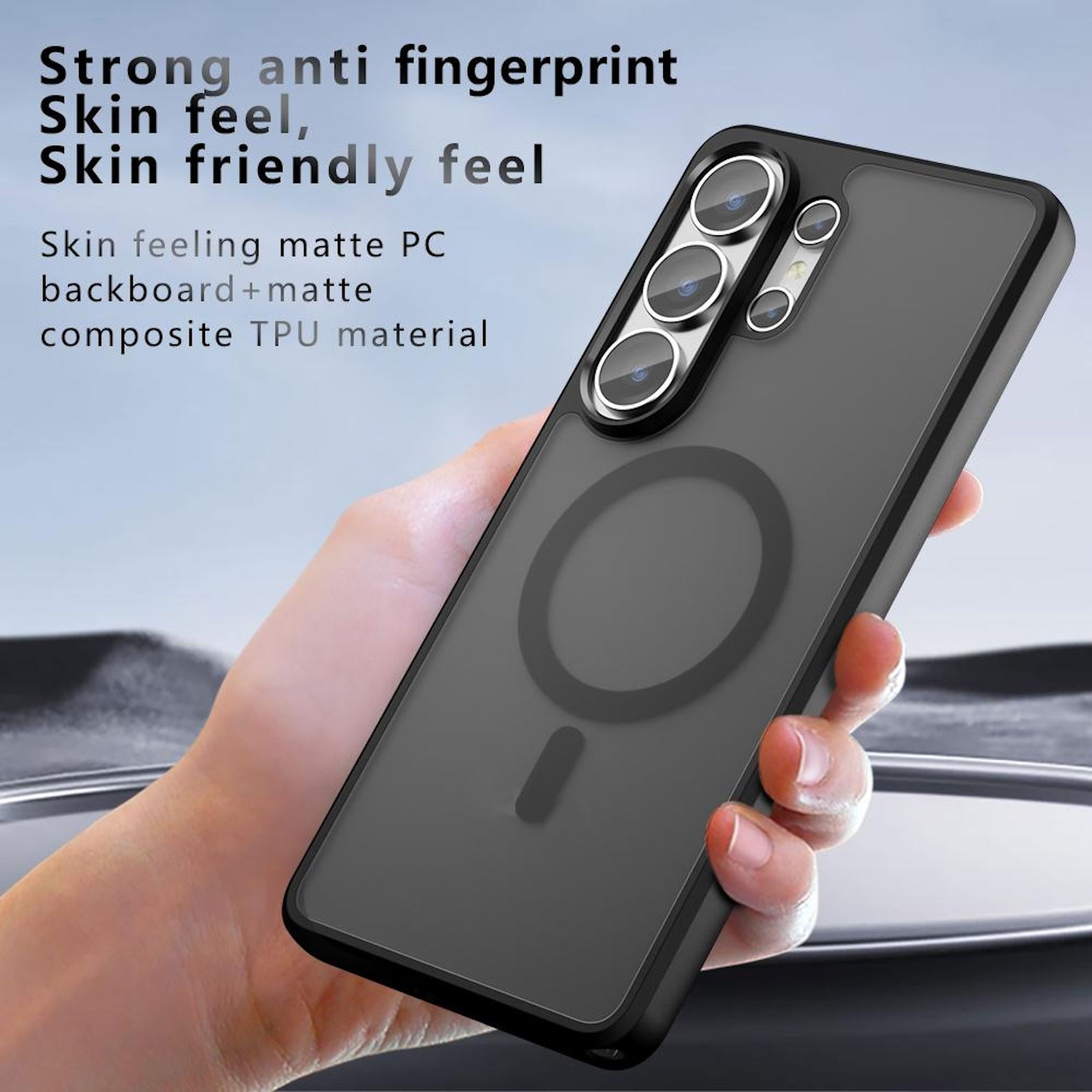 Una mano sostiene una funda negra para teléfono con tres lentes de cámara.