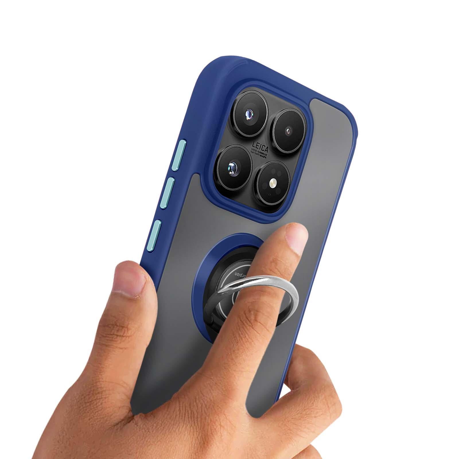 Une main tient un smartphone avec quatre caméras et un support anneau.