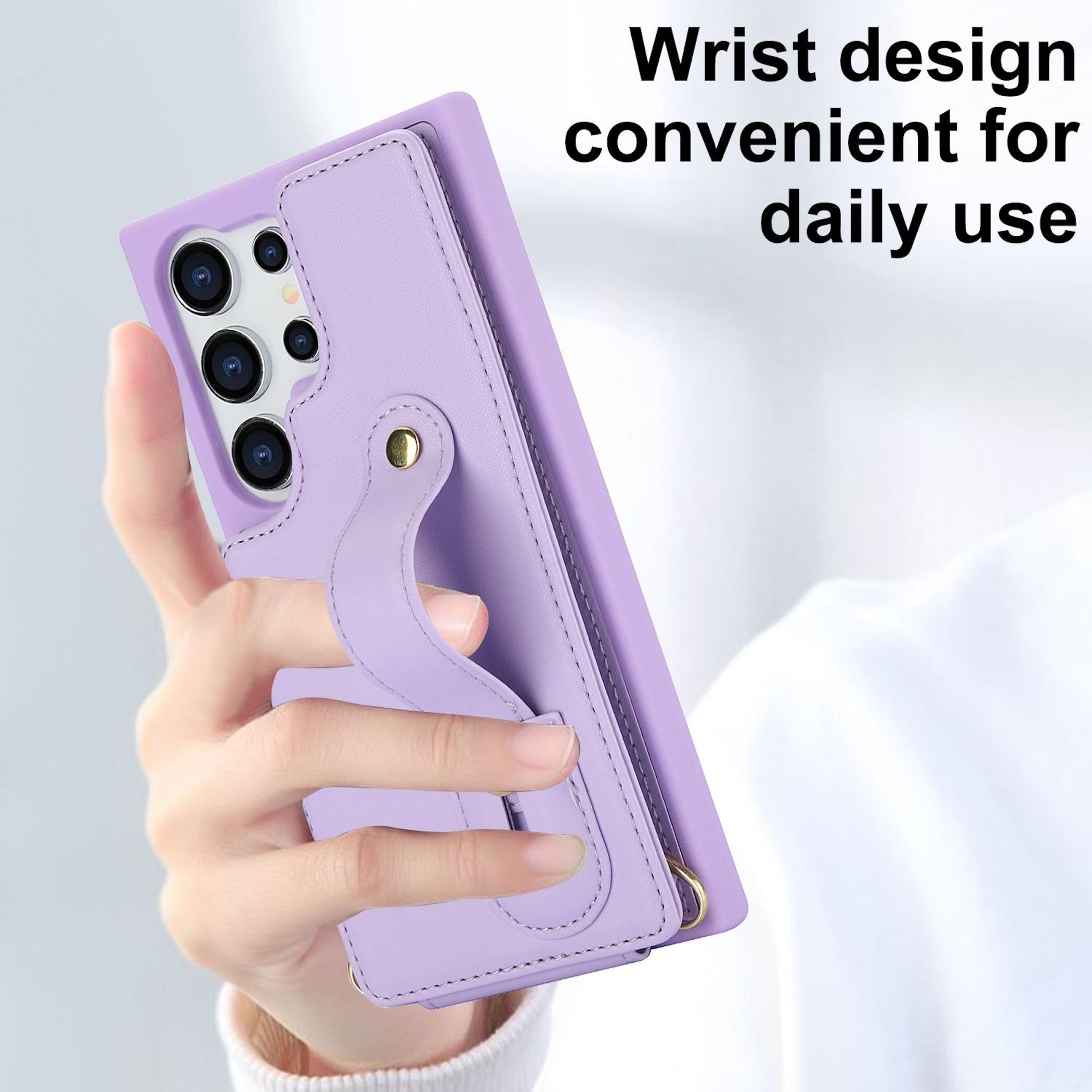 Funda morada para teléfono con correa de muñeca y módulo de cámara, sostenida por una mano.