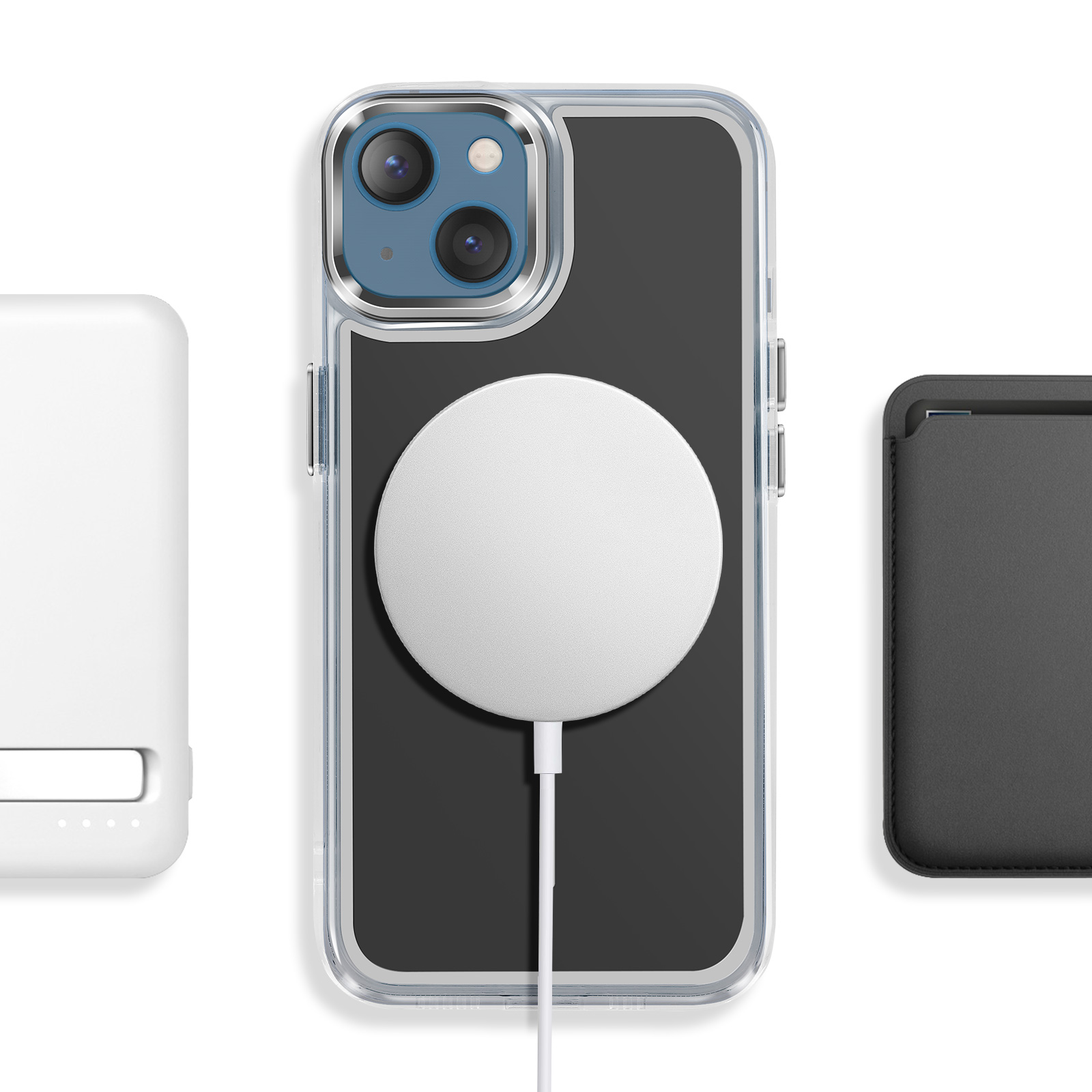 Un caricatore bianco, un iPhone con caricatore MagSafe e una custodia nera.