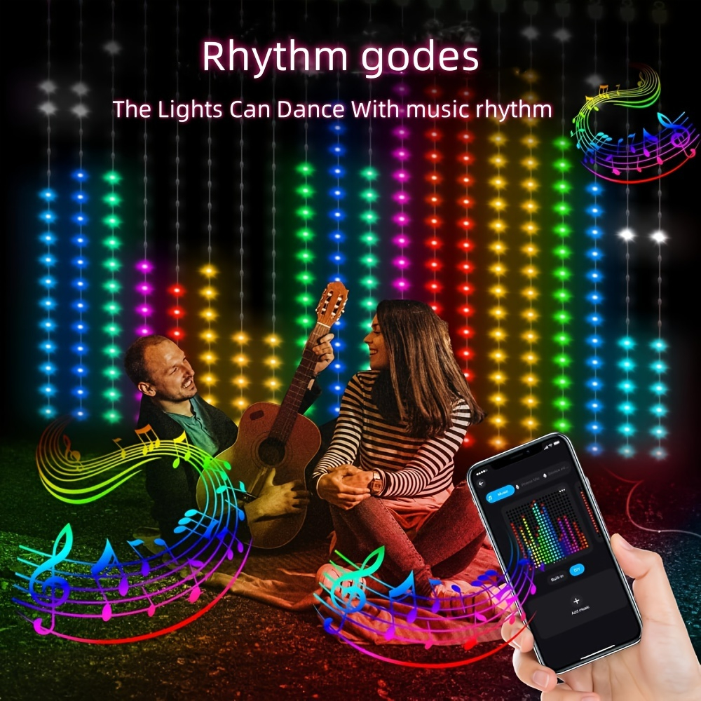 Una coppia ascolta musica sotto luminarie colorate, con un uomo che suona la chitarra.