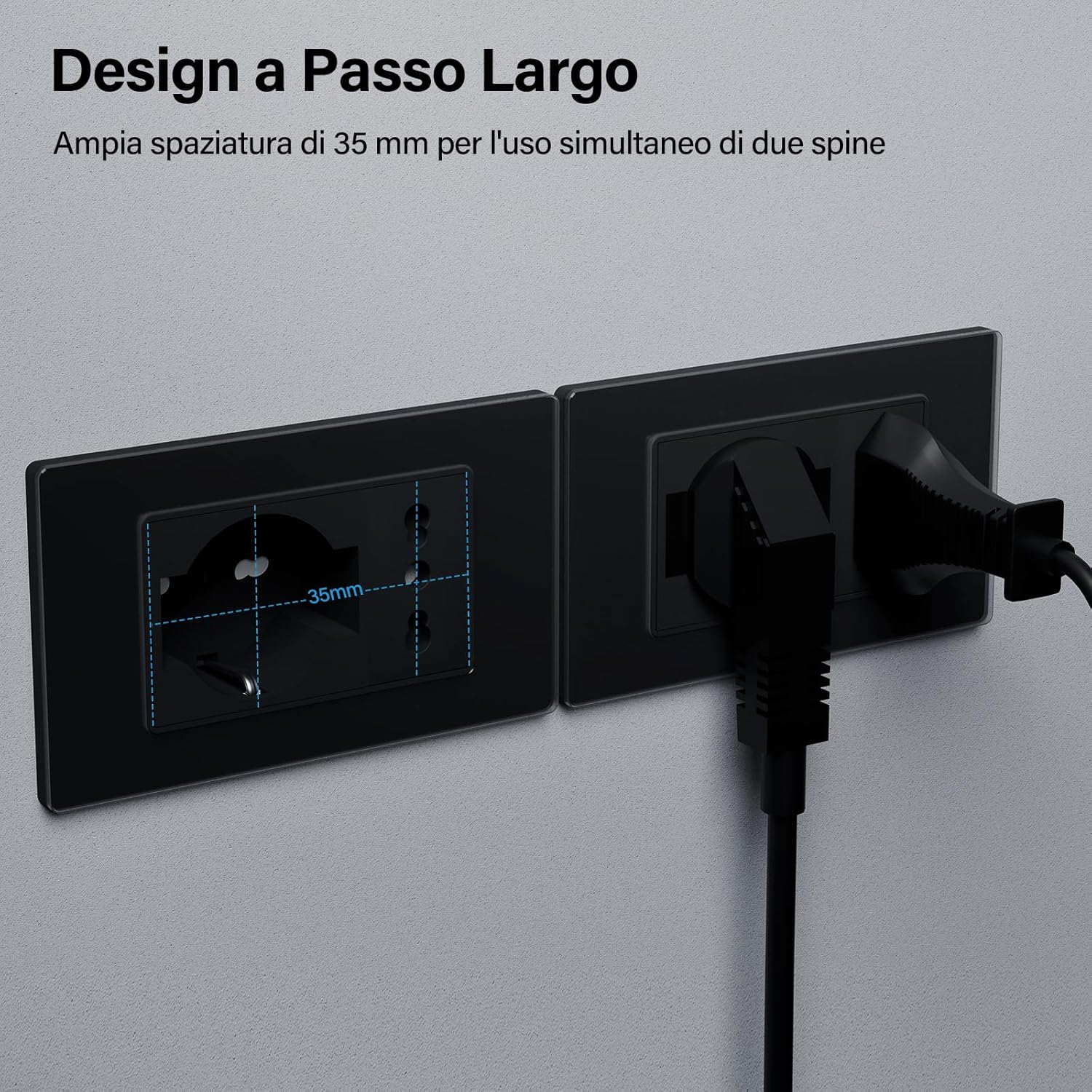 Due prese elettriche nere affiancate, una con spina inserita.