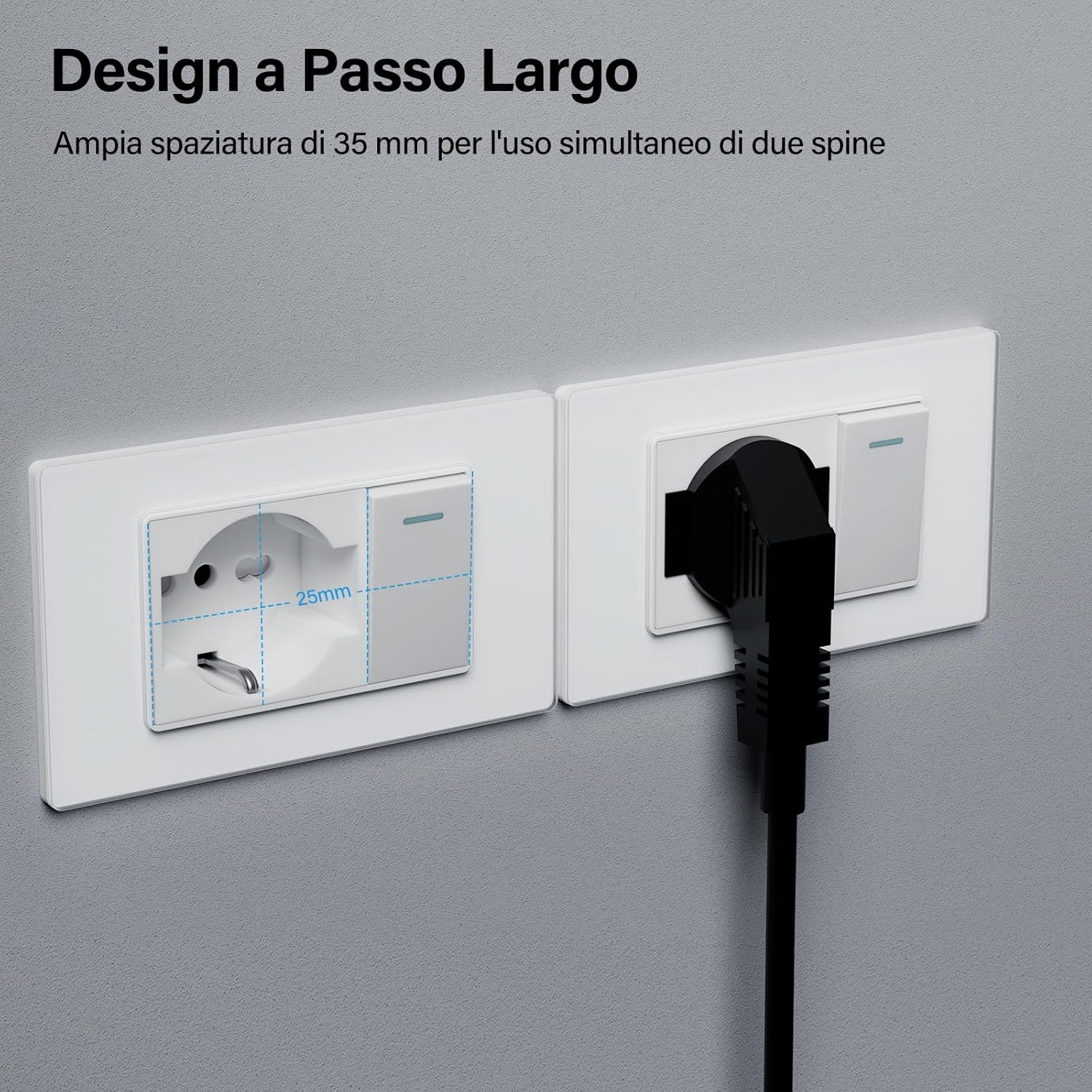 Due prese elettriche bianche affiancate su un muro grigio. Una ha una spina.