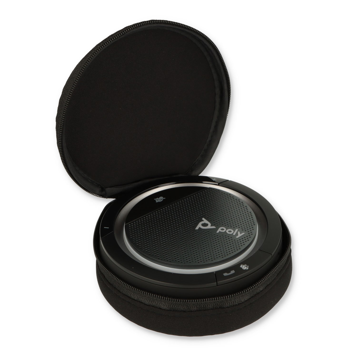 Ein schwarzes Poly-Freisprechtelefon ist in seiner schwarzen Stofftasche geöffnet, vor weißem Hintergrund.