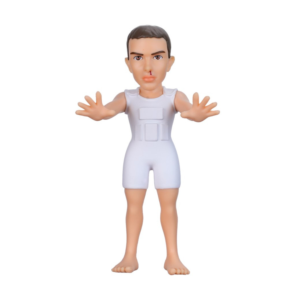 Figura w białych ubraniach z zakrwawionym nosem.