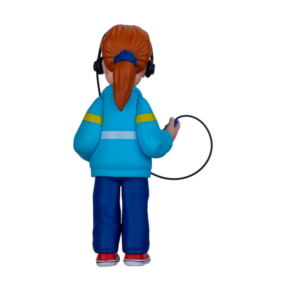 Dziewczyna z rudymi włosami i słuchawkami nosi niebieską kurtkę i niebieskie spodnie.