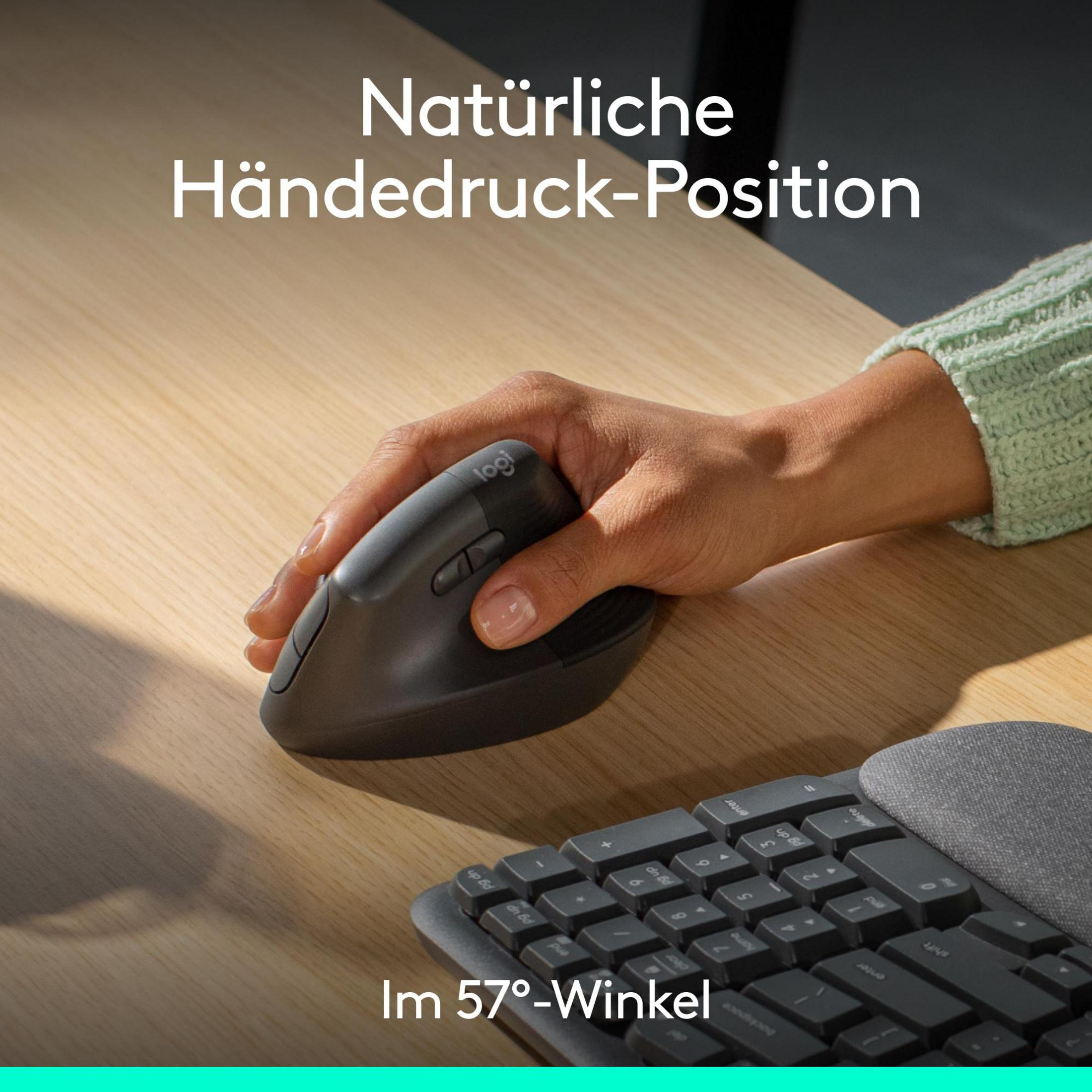 Una mano tiene un mouse verticale Logitech grigio su una scrivania di legno.