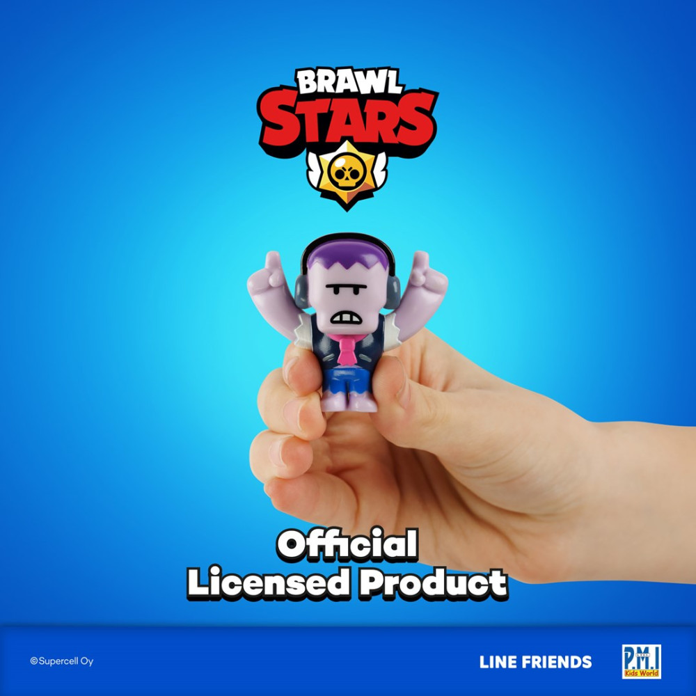 Postać Brawl Stars ze słuchawkami trzymana jest przez dłoń.