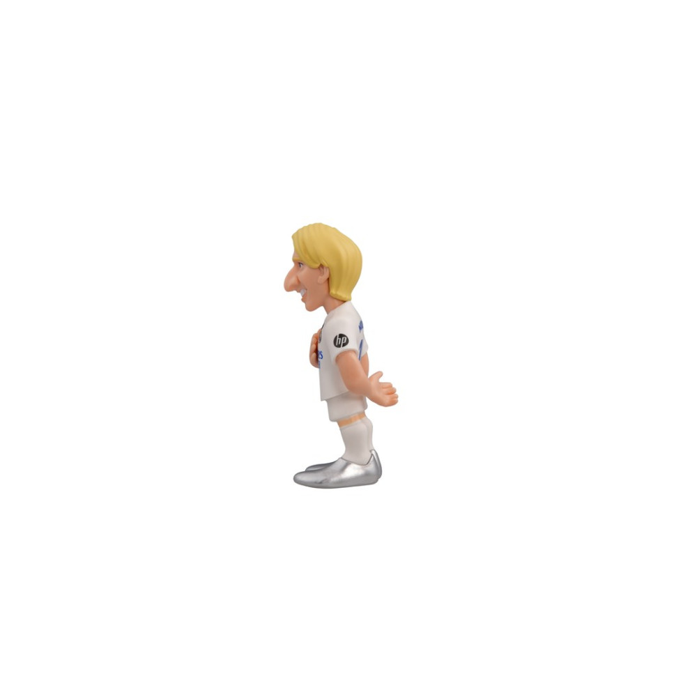 Figurka blond piłkarza w białej koszulce.