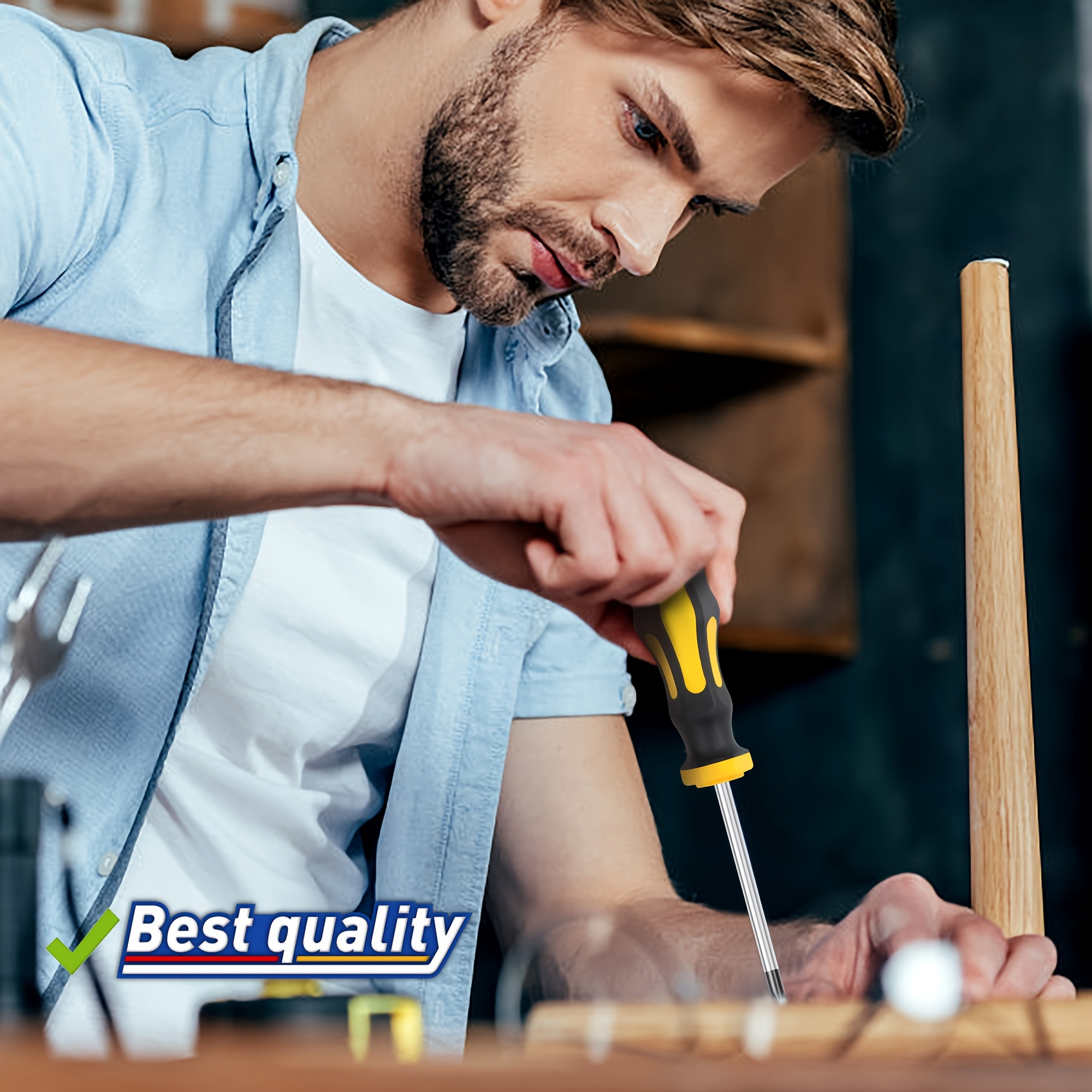 Un uomo usa un cacciavite con manico giallo su un pezzo di legno.