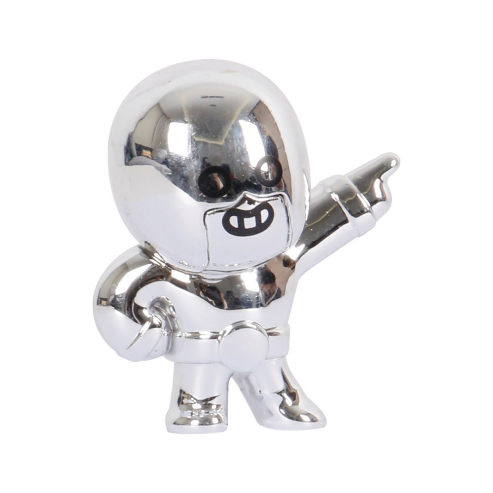 Błyszcząca srebrna figurka astronauty wskazująca palcem z szerokim uśmiechem.