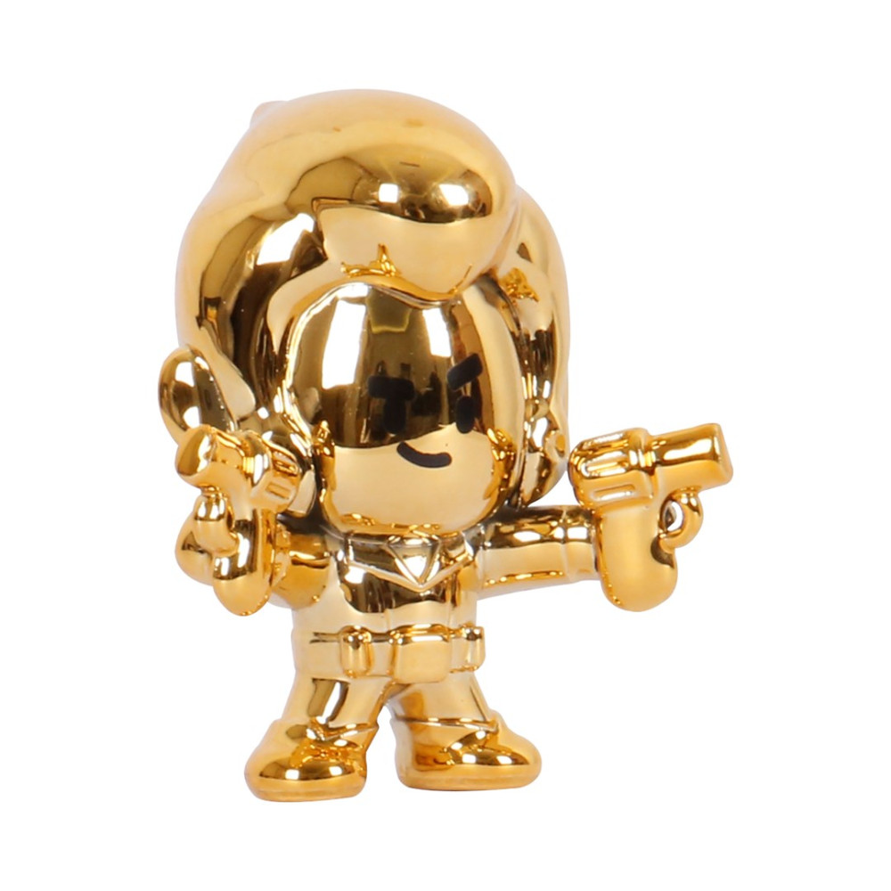 Błyszcząca złota figurka postaci trzymającej broń w obu rękach.