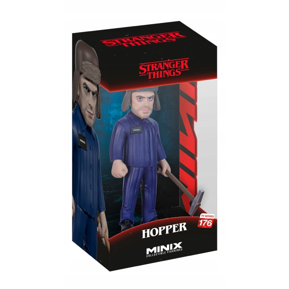 Figurka Minix Hoppera ze Stranger Things w niebieskim stroju z kilofem.