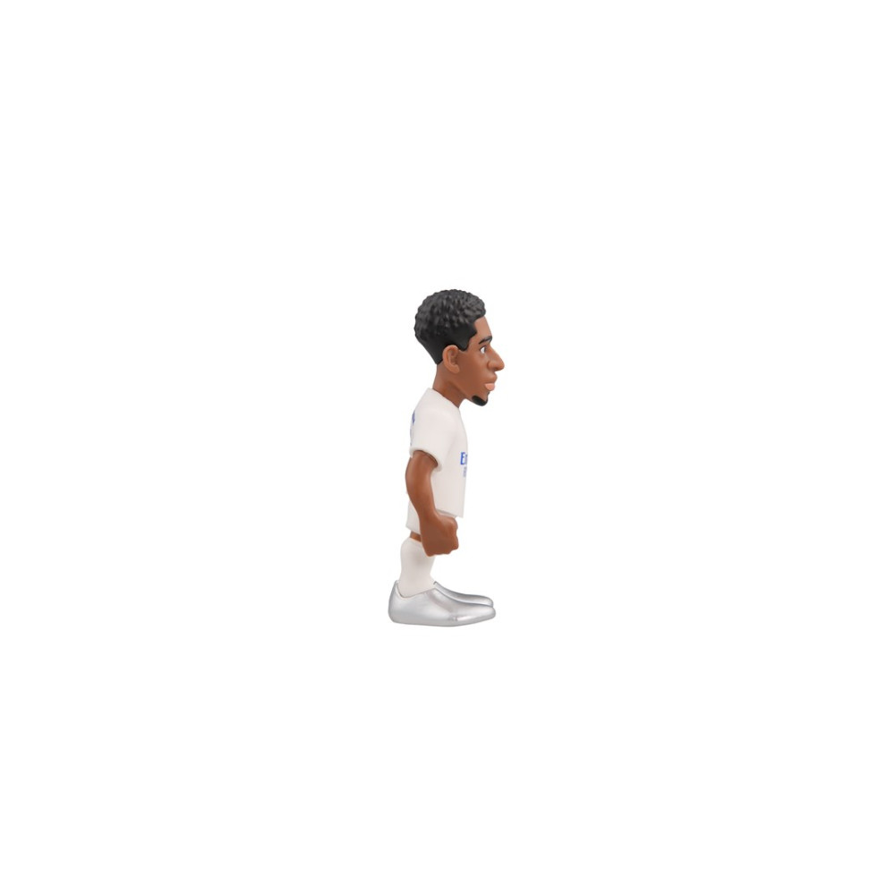 Una figura de dibujos animados con pelo oscuro, con camiseta blanca y zapatos plateados.
