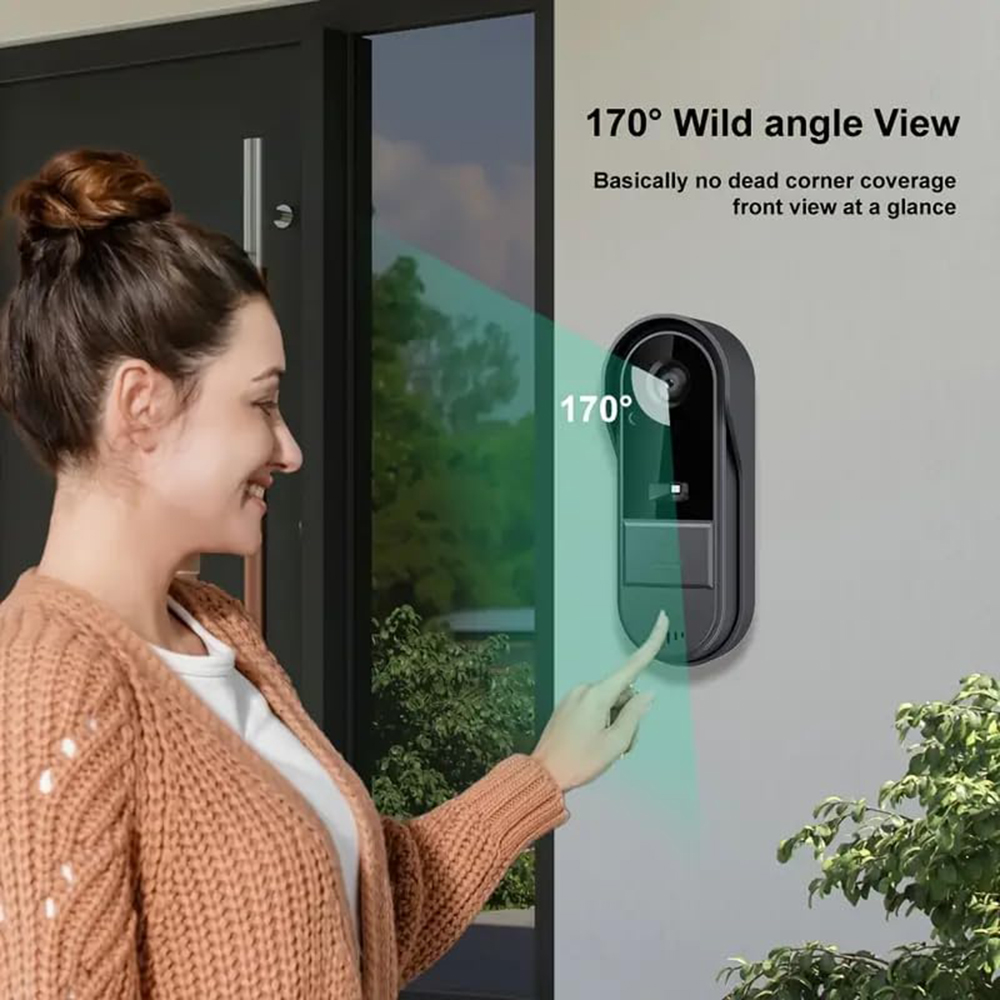 Donna tocca videocitofono con vista grandangolare 170°.