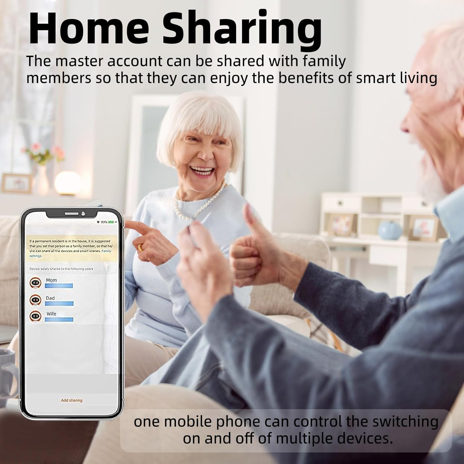 Coppia anziana sorridente, uomo pollice in su. Smartphone mostra app per la condivisione di dispositivi.