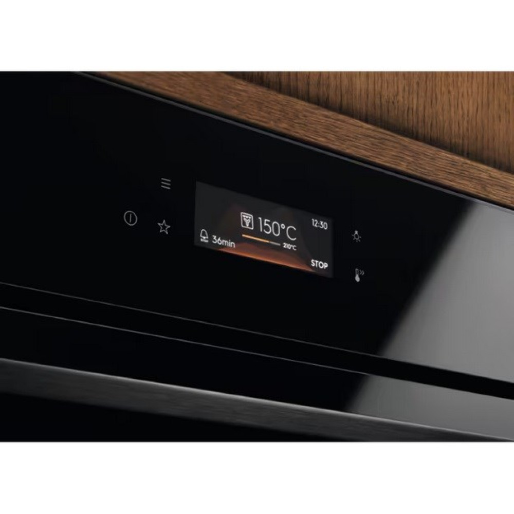Wyświetlacz piekarnika pokazuje 150°C, 36 min i 12:30. Drewniana powierzchnia powyżej.