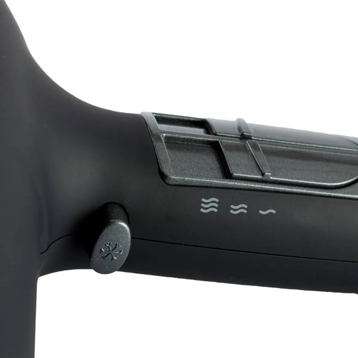 Zbliżenie czarnej suszarki do włosów pokazującej kontrolki i symbole ustawień ciepła i zimna.