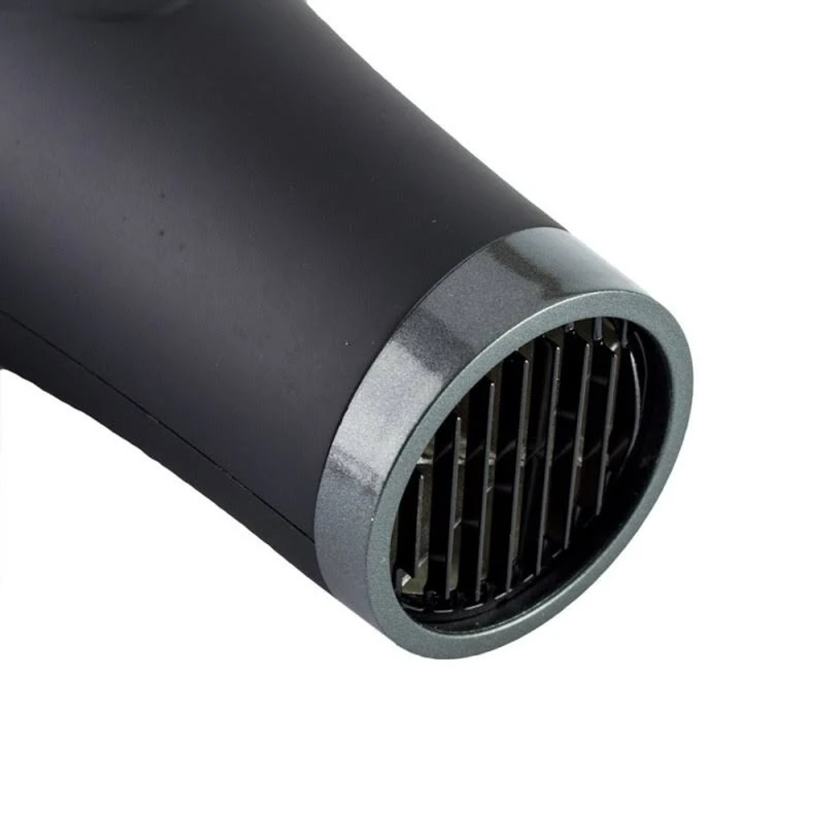 Zbliżenie na dyszę czarnej suszarki do włosów z srebrnym wykończeniem i żaluzjami.