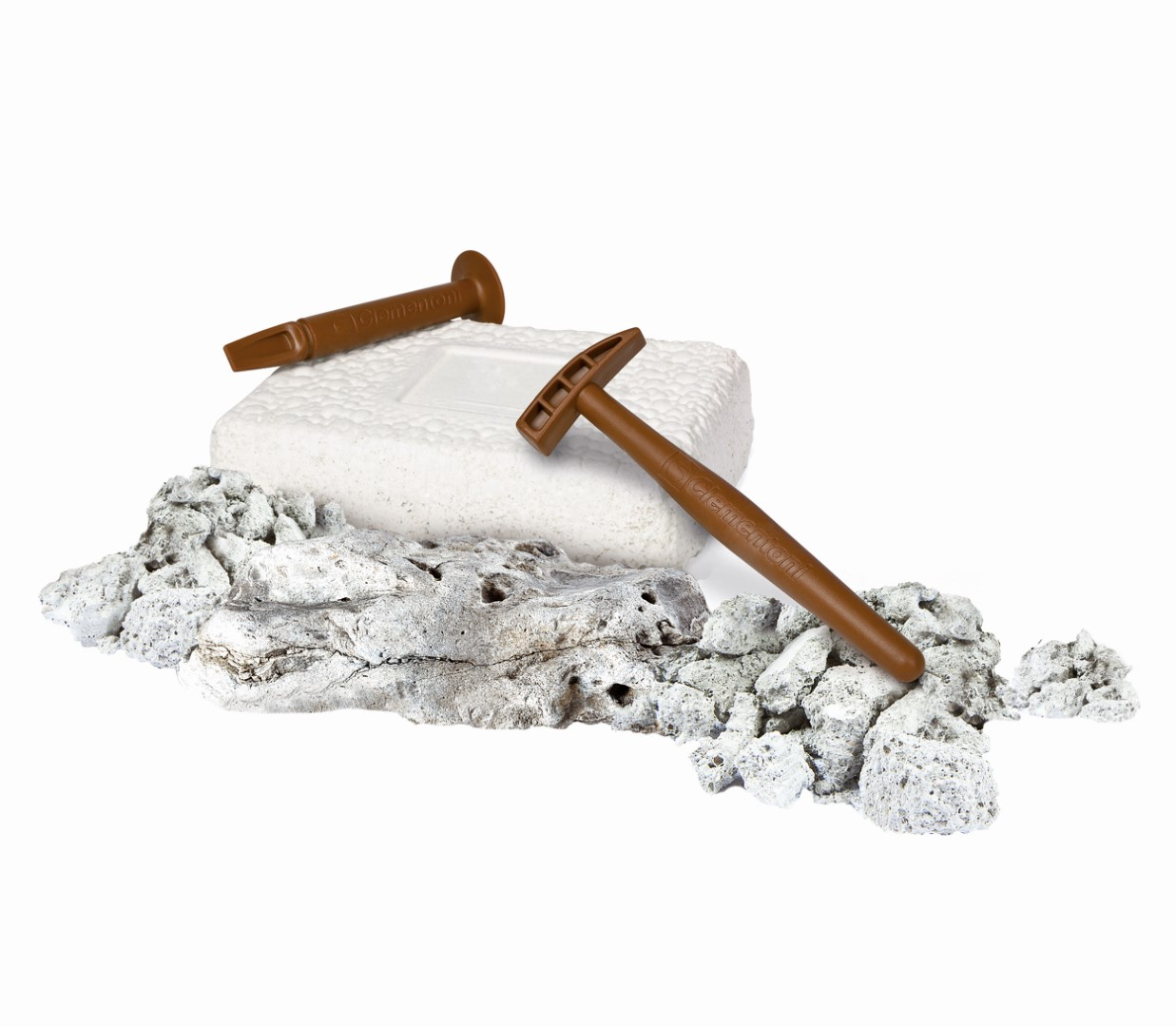 Giocattoli marroni di martello e scalpello su un blocco di gesso bianco e rocce.