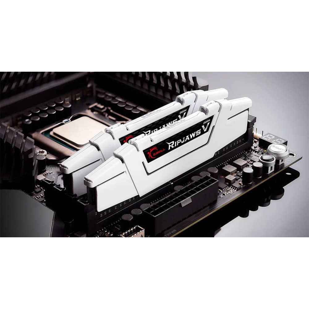 Dwa białe moduły RAM DDR4 G.Skill Ripjaws V na płycie głównej.