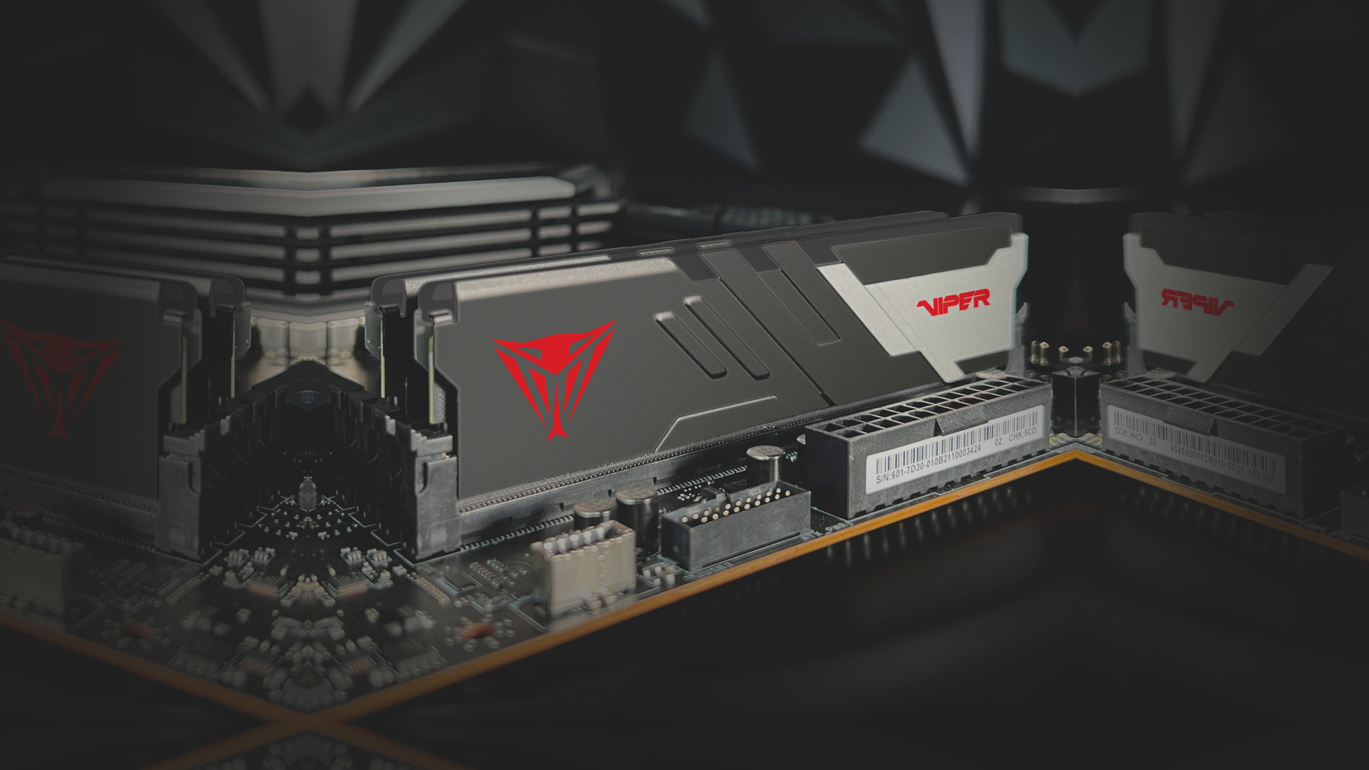 Moduły RAM z czerwonym logo Viper na płycie głównej.