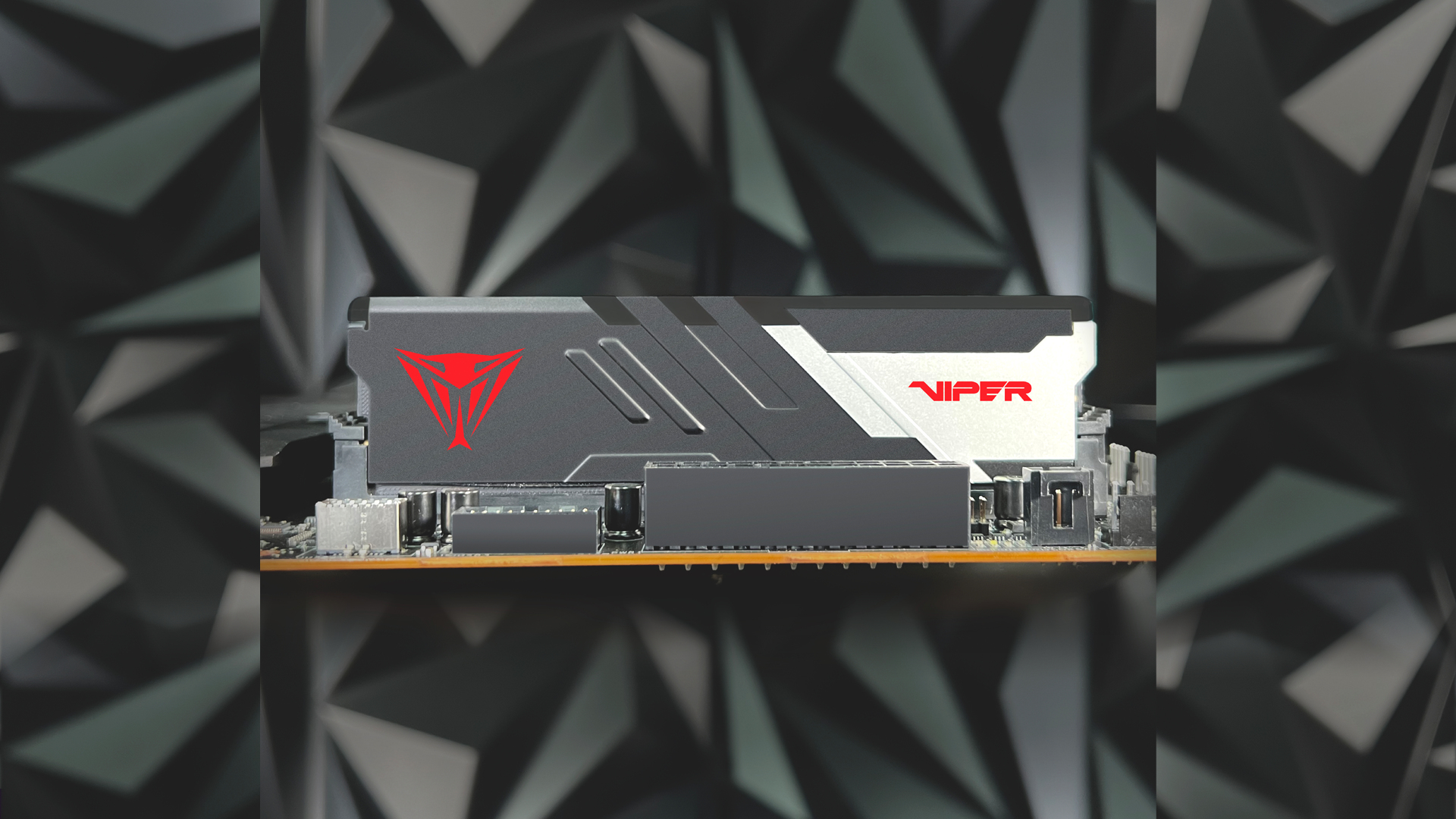 Moduł RAM Viper z czerwonym symbolem węża na abstrakcyjnym tle.