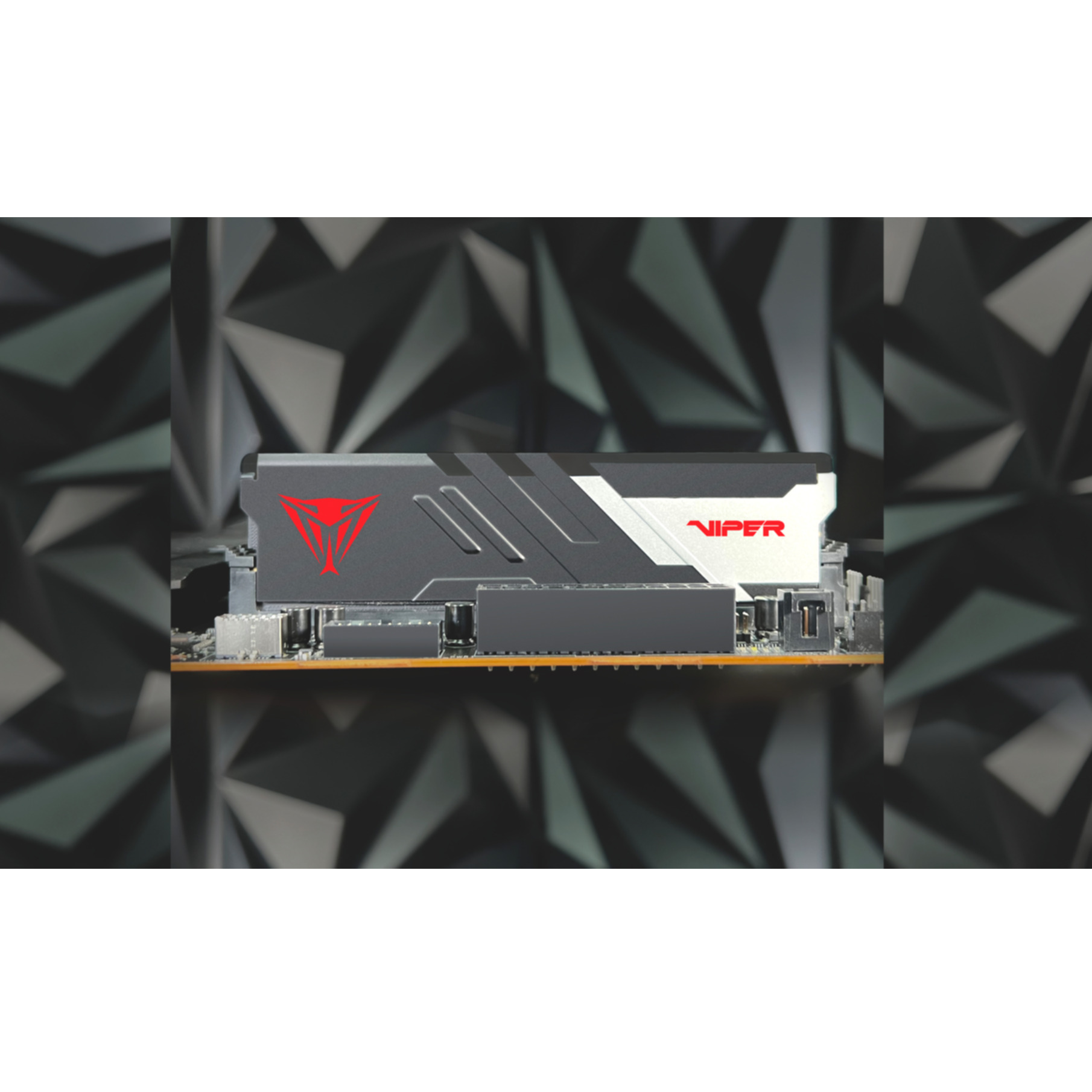 Szary moduł RAM z czerwonym logo i napisem Viper na ciemnym tle.