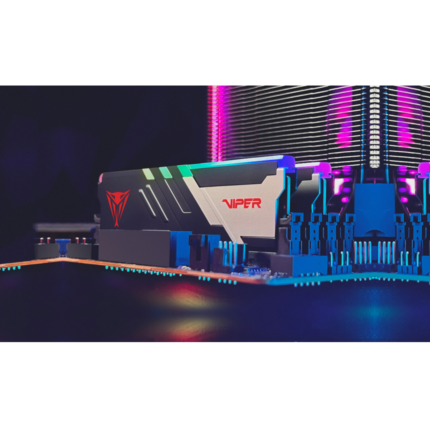 Moduł RAM Viper z oświetleniem RGB na płycie głównej.