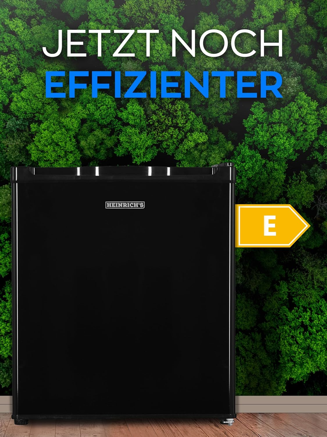 Czarna lodówka przed zielonymi drzewami z etykietą energetyczną E.