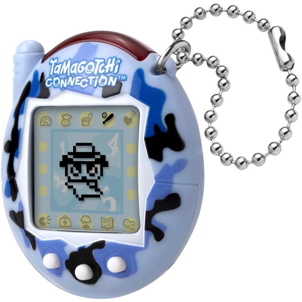 Jasnoniebieski Tamagotchi z niebiesko-czarnym wzorem kamuflażu i srebrnym łańcuszkiem.