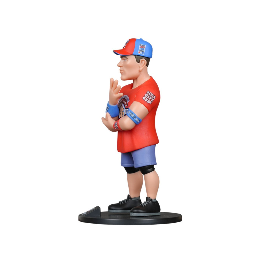 Figurka Johna Ceny w czerwonej koszulce, niebieskich spodenkach, czapce.