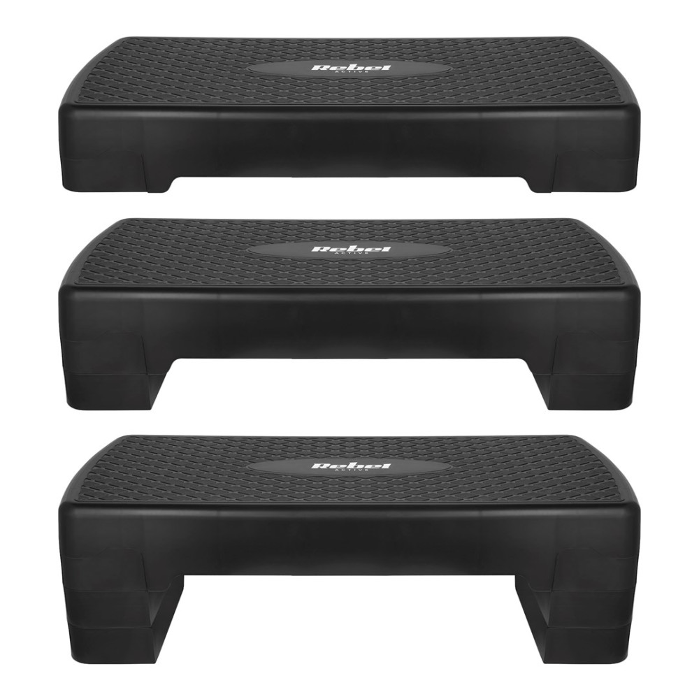 Trzy czarne steppery aerobic z teksturowaną powierzchnią i logo.