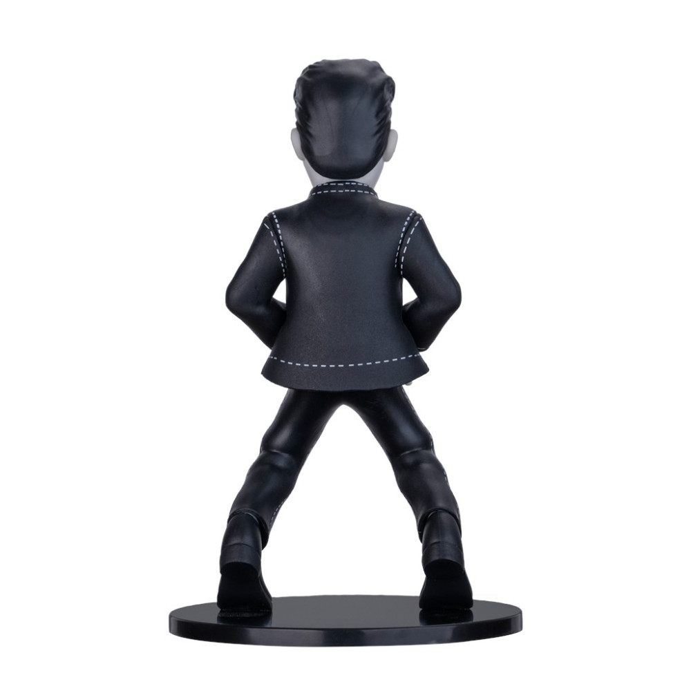 Mała figurka mężczyzny w czarnym garniturze z białymi szwami.