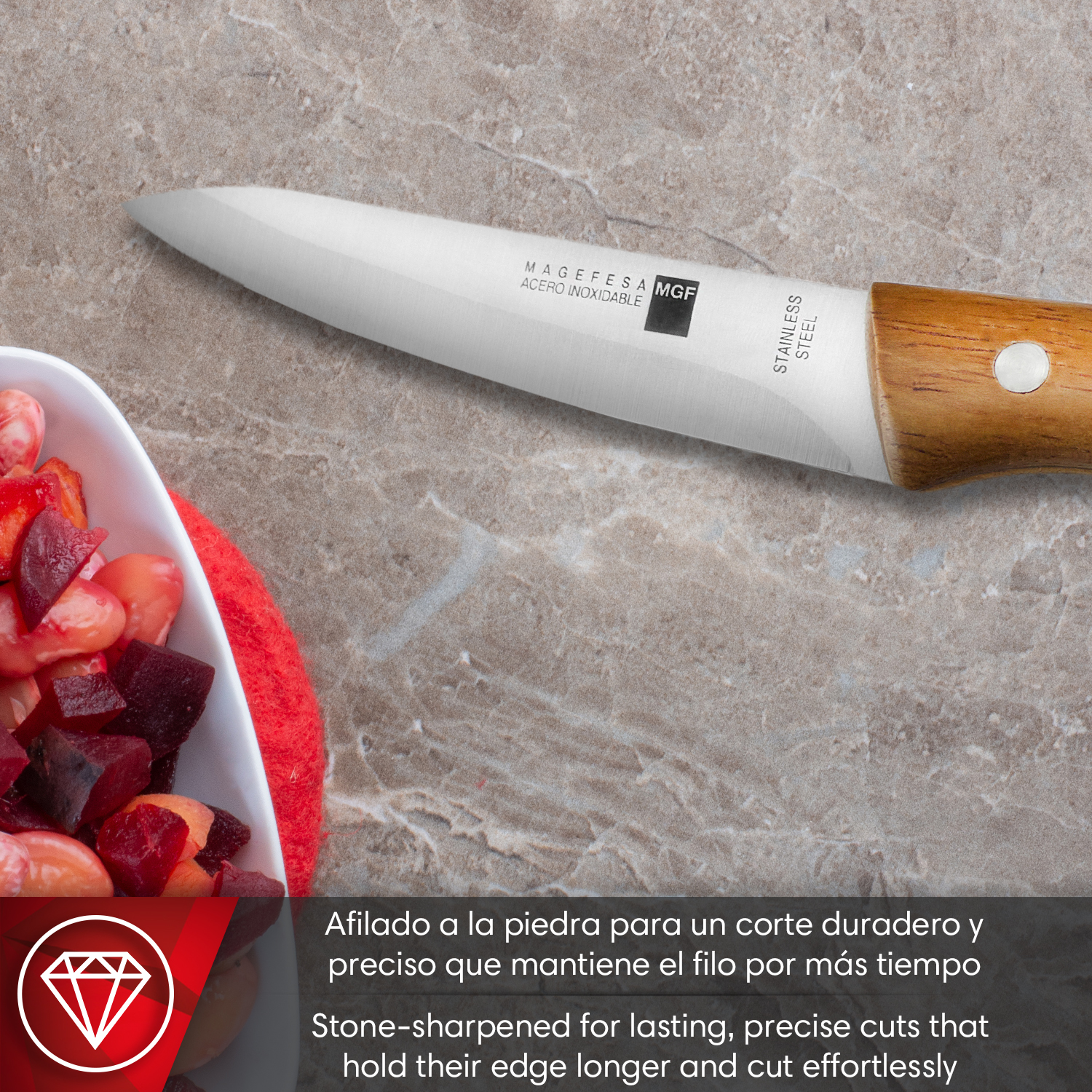 Un cuchillo con mango de madera corta verduras en una encimera de mármol.