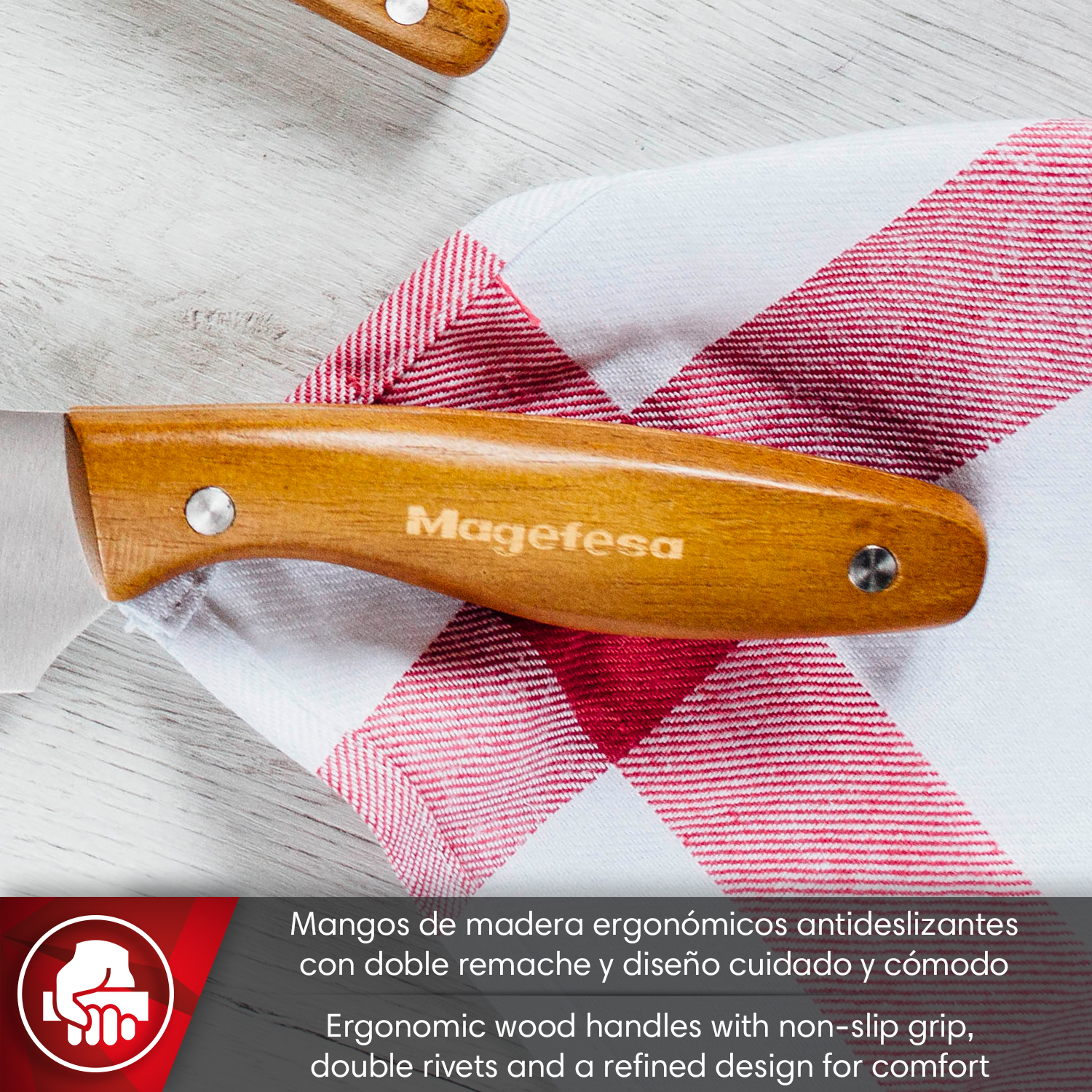 Mango de cuchillo de madera con logo "Magefesa" en servilleta a cuadros.