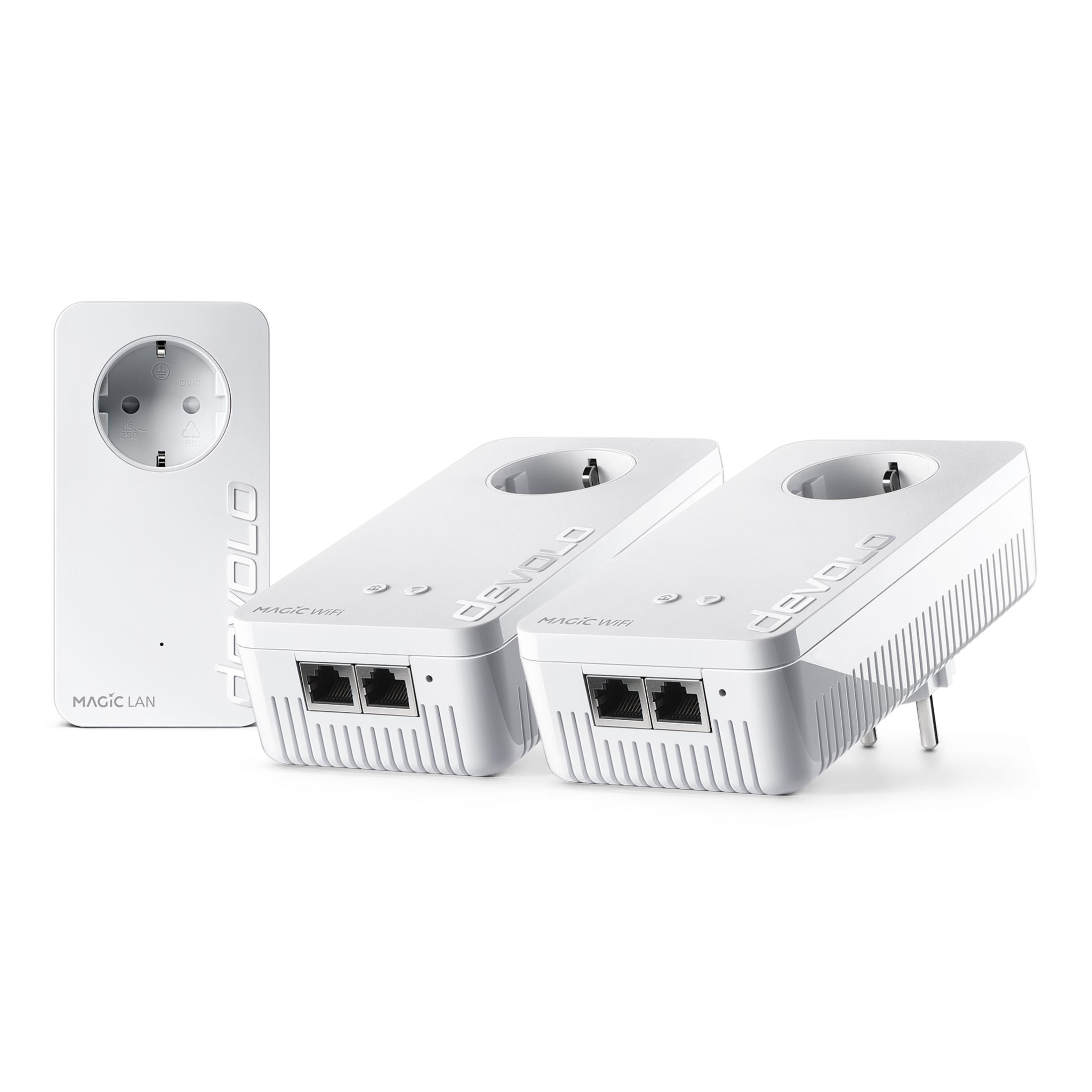 Tre adattatori Devolo Magic LAN/WiFi Powerline bianchi su sfondo bianco.