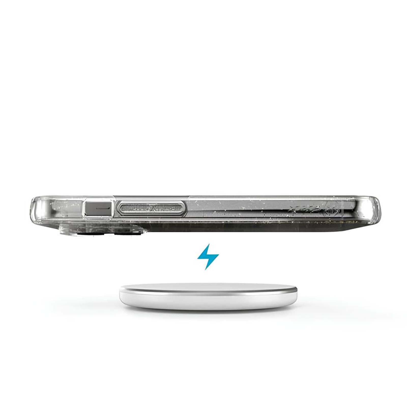 Een doorzichtige telefoonhoes ligt op een witte oplaadpad met bliksemschicht.