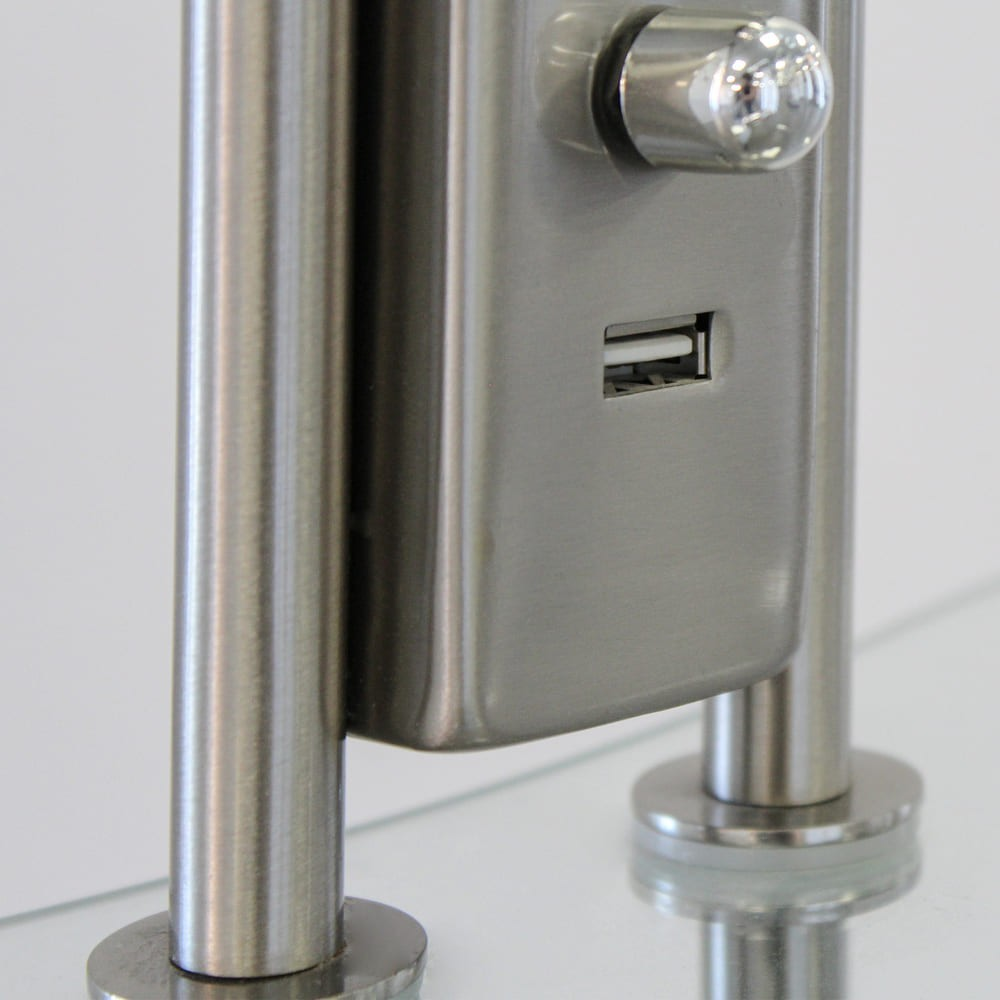 Primer plano de un puerto USB plateado en una carcasa metálica.