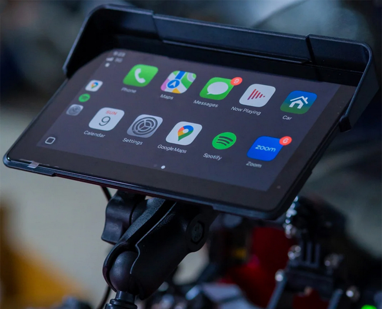 Ekran smartfona z ikonami aplikacji: Telefon, Mapy, Wiadomości i Zoom.