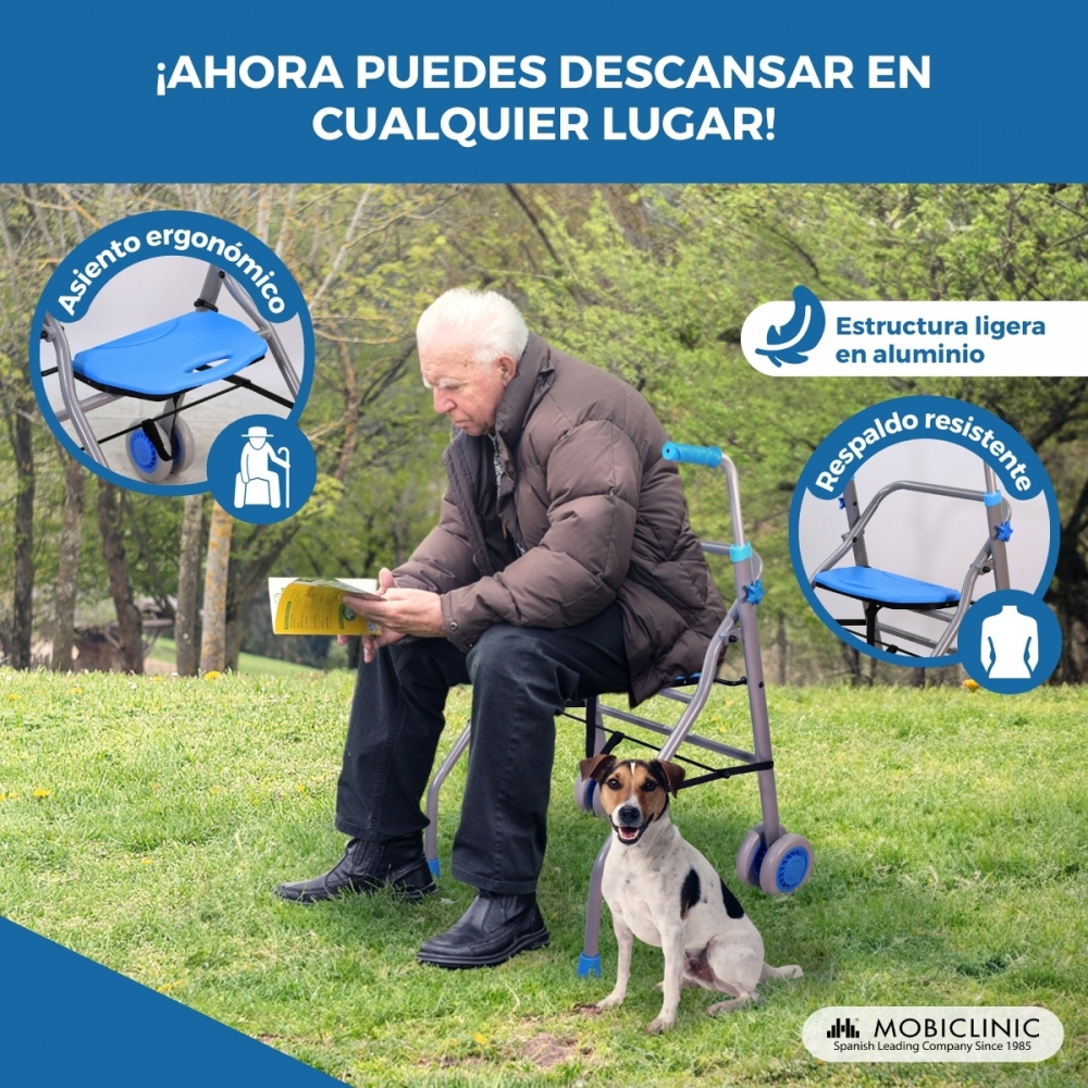 Un anciano se sienta al aire libre leyendo, con un andador y un perro a su lado.